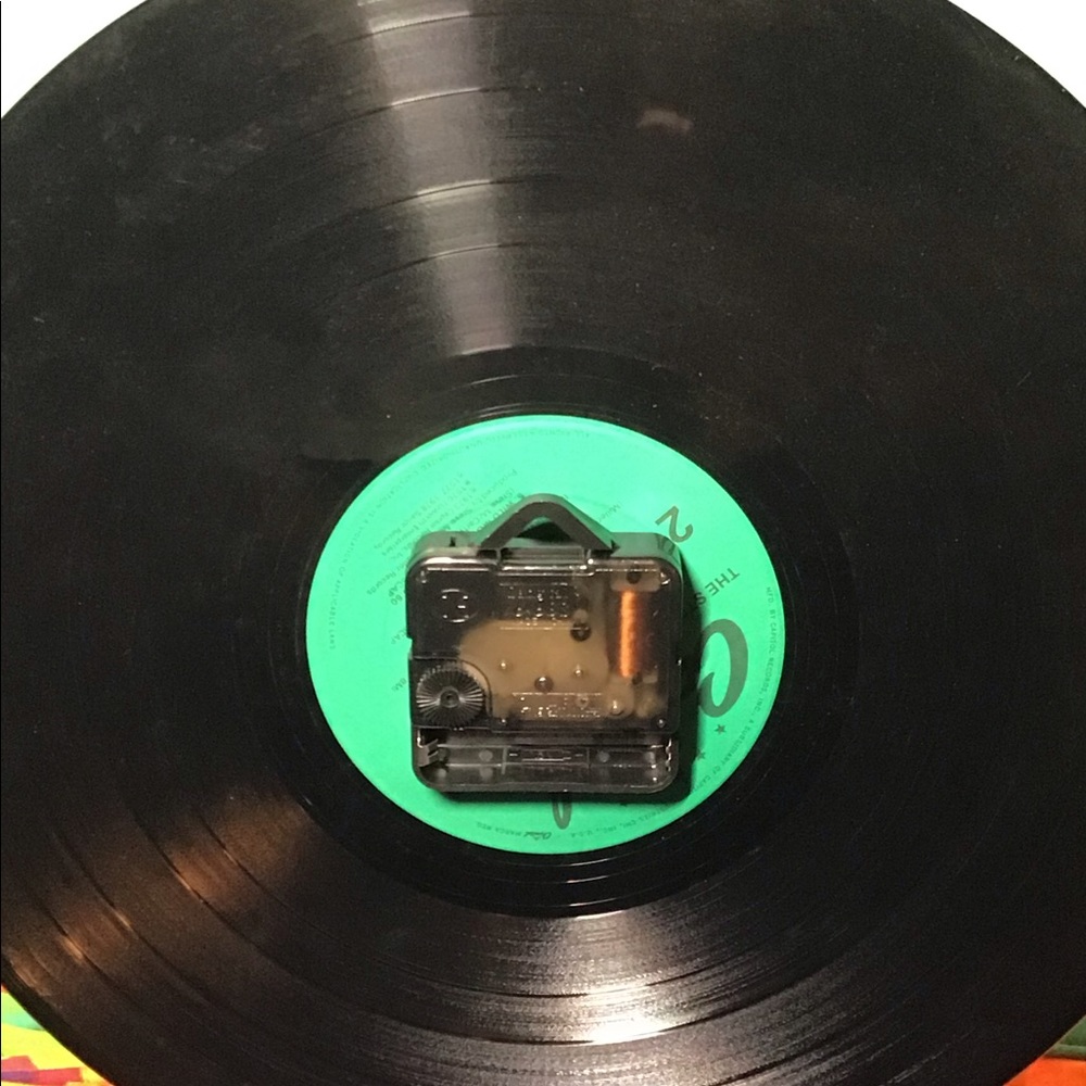 Muscle Bulldog Upcycled vinyl record wall clock - Picture 5 of 5